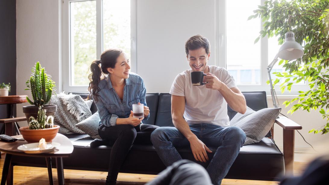 Samen binnen: dit doet het met je relatie (en zo overleven jullie het) Samen binnen: dit doet het met je relatie (en zo overleven jullie het)