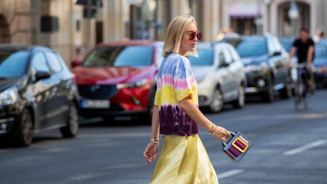 Tie-dye: l'imprimé cool et psychédélique revient en force cet été Tie-dye: l'imprimé cool et psychédélique revient en force cet été