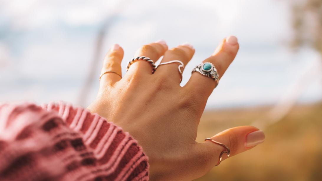 Voilà pourquoi vous devriez laver vos bijoux pendant l'épidémie Voilà pourquoi vous devriez laver vos bijoux pendant l'épidémie
