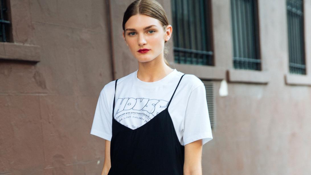Une pièce, deux looks: comment porter la "slip dress" des 90's? Une pièce, deux looks: comment porter la "slip dress" des 90's?