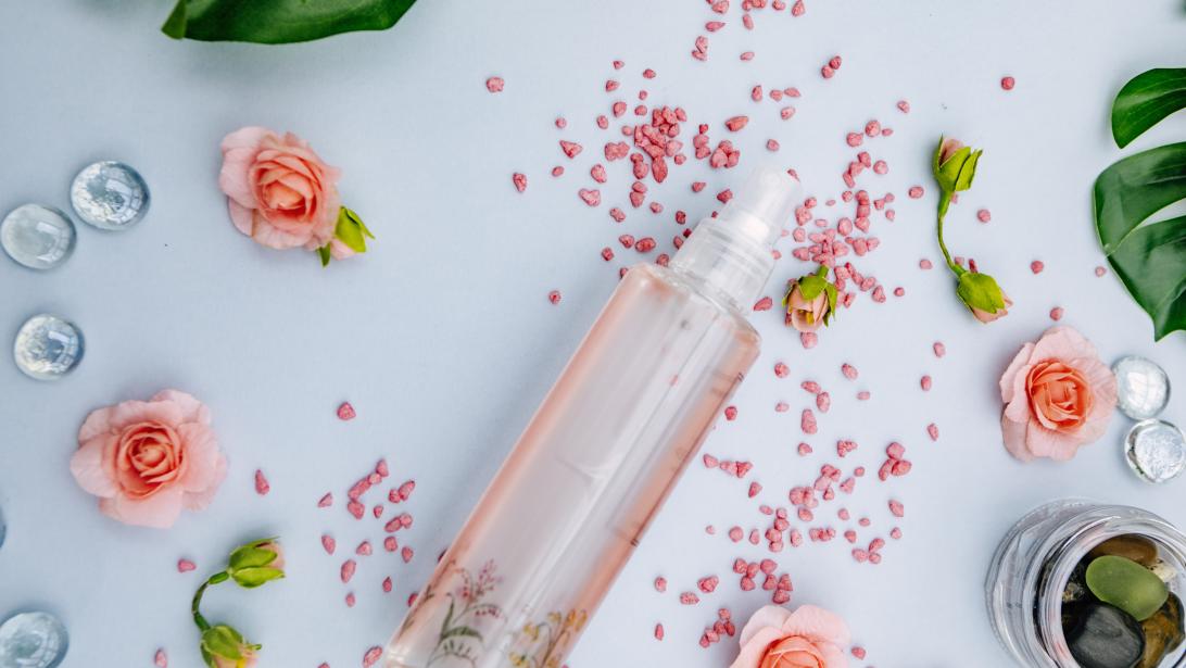 Comment la choisir, quand l'appliquer: l'eau florale en 5 questions Comment la choisir, quand l'appliquer: l'eau florale en 5 questions