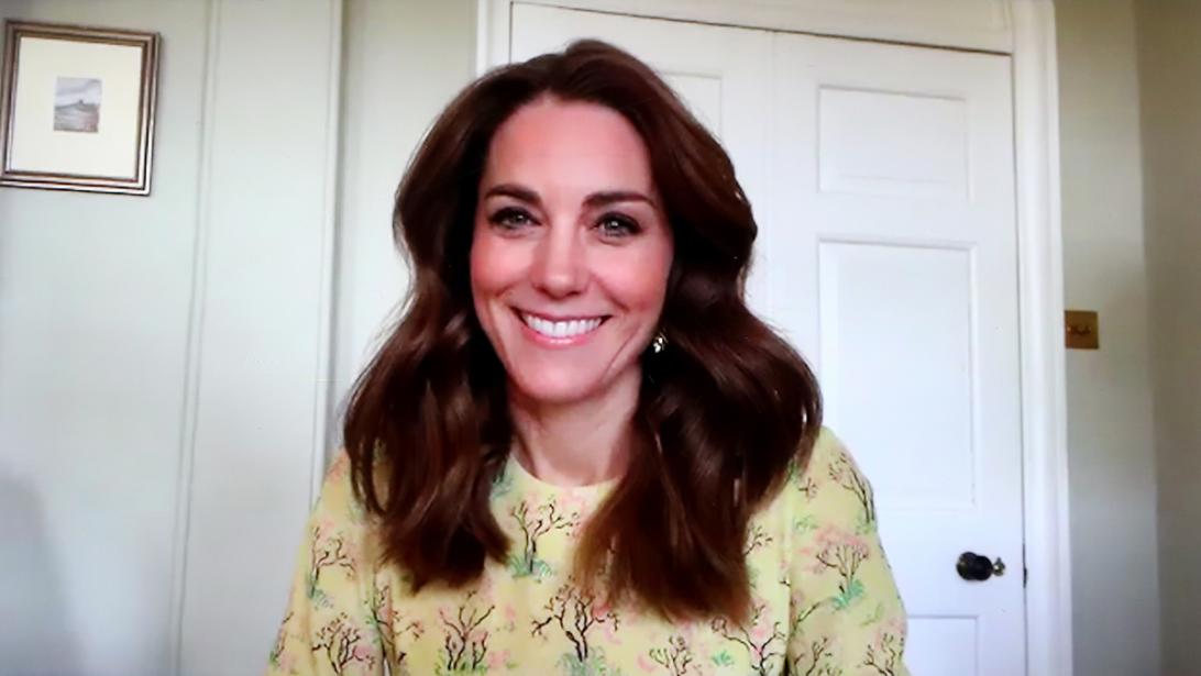 Kate Middleton straalt (online) in dé modetrend van het moment Kate Middleton straalt (online) in dé modetrend van het moment