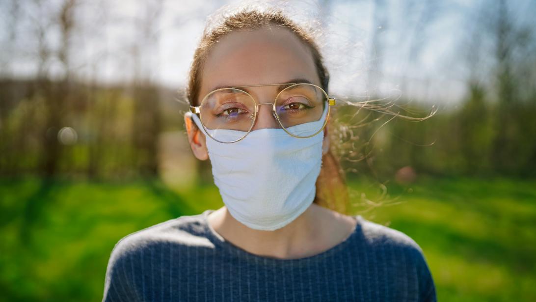 Zo zorg je dat je bril niet aanslaat bij het dragen van een mondmasker Zo zorg je dat je bril niet aanslaat bij het dragen van een mondmasker