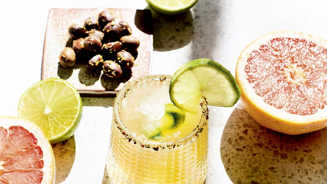 Shake it: spicy pompelmoes Margarita met gemarineerde olijven Shake it: spicy pompelmoes Margarita met gemarineerde olijven