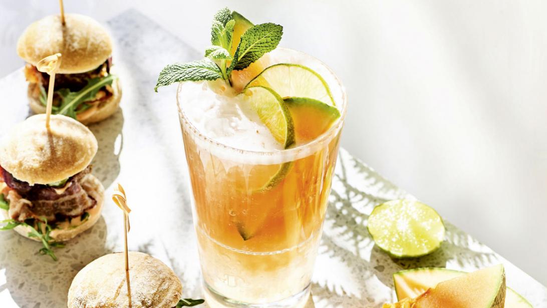 Shake it: meloenmojito en mini-burgers met ontbijtspek Shake it: meloenmojito en mini-burgers met ontbijtspek
