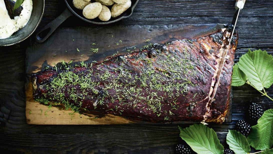 Smoking hot: zalm op een Finse plank met bramensaus Smoking hot: zalm op een Finse plank met bramensaus