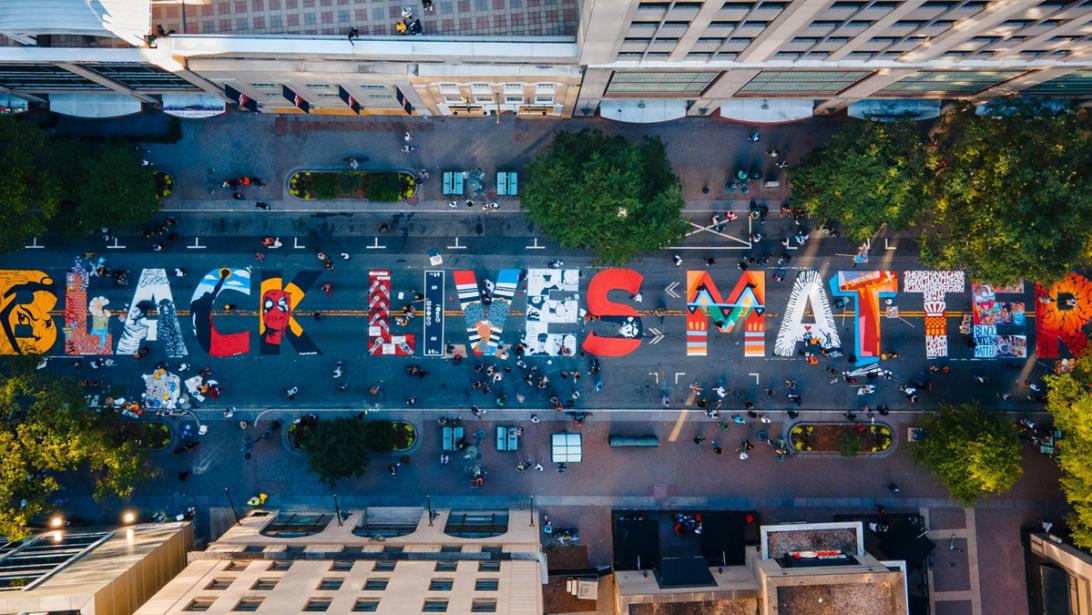 10 x wake up call: deze podcasts, kunst en muziek deden ons nadenken over racisme 10 x wake up call: deze podcasts, kunst en muziek deden ons nadenken over racisme