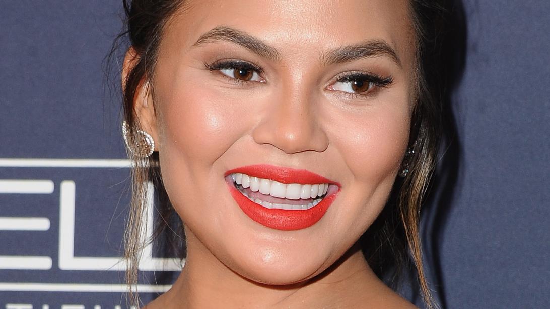 Chrissy Teigen smeert een rist opvallend betaalbare beautyproducten Chrissy Teigen smeert een rist opvallend betaalbare beautyproducten