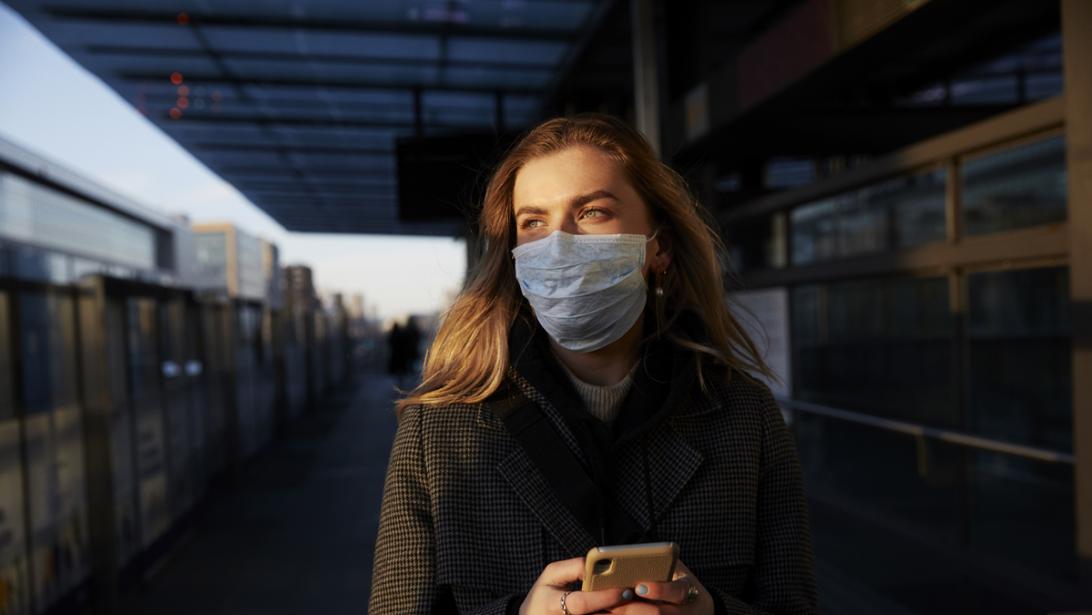 Met dit simpel trucje maak je je mondmasker kleiner in een wip Met dit simpel trucje maak je je mondmasker kleiner in een wip