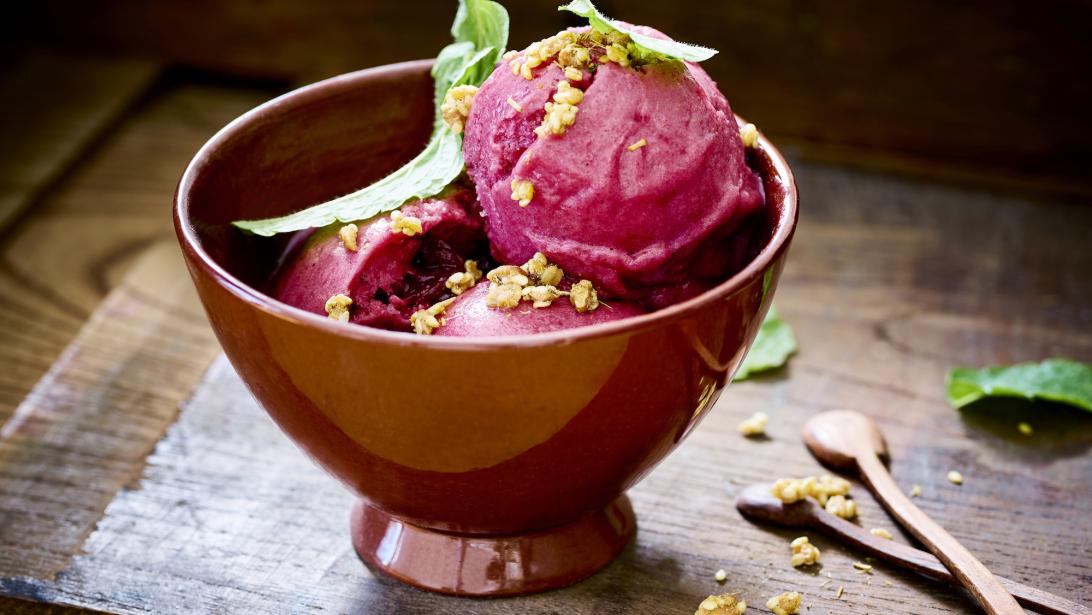 Recette: glace cerise-gingembre et crumble de sarrasin épicé Recette: glace cerise-gingembre et crumble de sarrasin épicé
