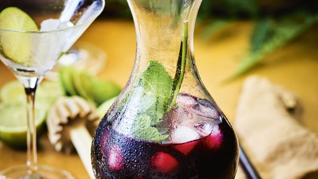 Ice ice baby: ijsthee van hibiscus met munt en limoen Ice ice baby: ijsthee van hibiscus met munt en limoen