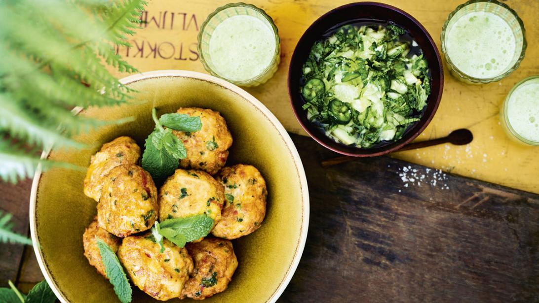 Recept: pittige Thaise viskoekjes met een verkoelend komkommershot Recept: pittige Thaise viskoekjes met een verkoelend komkommershot