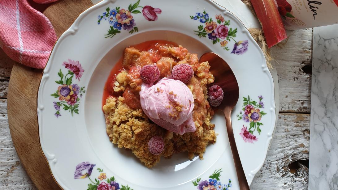 Gourmand & estival : le crumble fraises-rhubarbe et sa glace au cuberdon Gourmand & estival : le crumble fraises-rhubarbe et sa glace au cuberdon