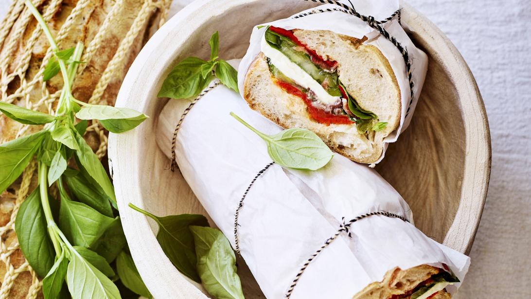 Lunch easy: sandwich méditerranéen aux poivrons et mozzarella Lunch easy: sandwich méditerranéen aux poivrons et mozzarella