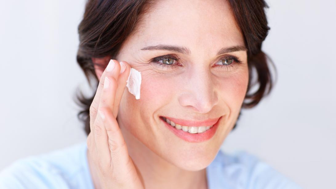 Les 3 conseils d'un dermatologue pour une peau visiblement plus jeune Les 3 conseils d'un dermatologue pour une peau visiblement plus jeune