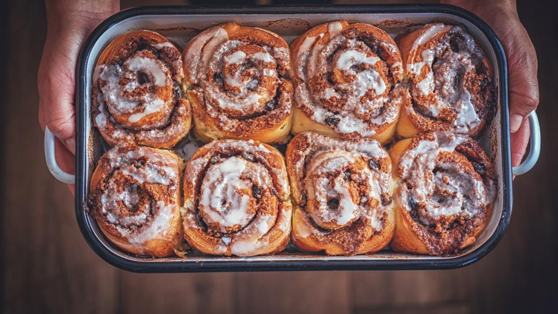 Recept: zo maak je zelf cinnamon rolls met cappucino icing Recept: zo maak je zelf cinnamon rolls met cappucino icing