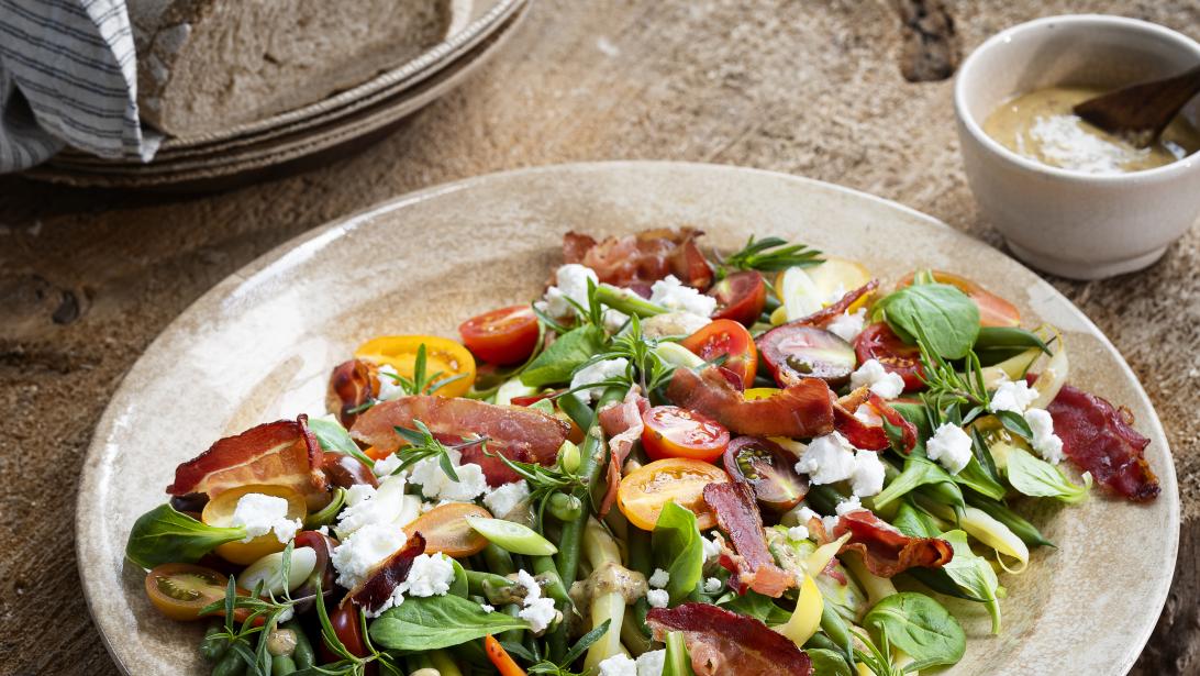 Heerlijk herfstgerecht: kleurrijke bonensalade met verse geitenkaas en kerstomaten Heerlijk herfstgerecht: kleurrijke bonensalade met verse geitenkaas en kerstomaten