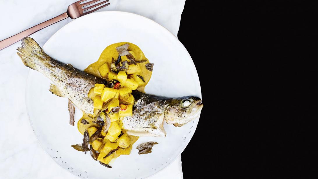 Heerlijk winters recept: forel met aardappelcurry Heerlijk winters recept: forel met aardappelcurry