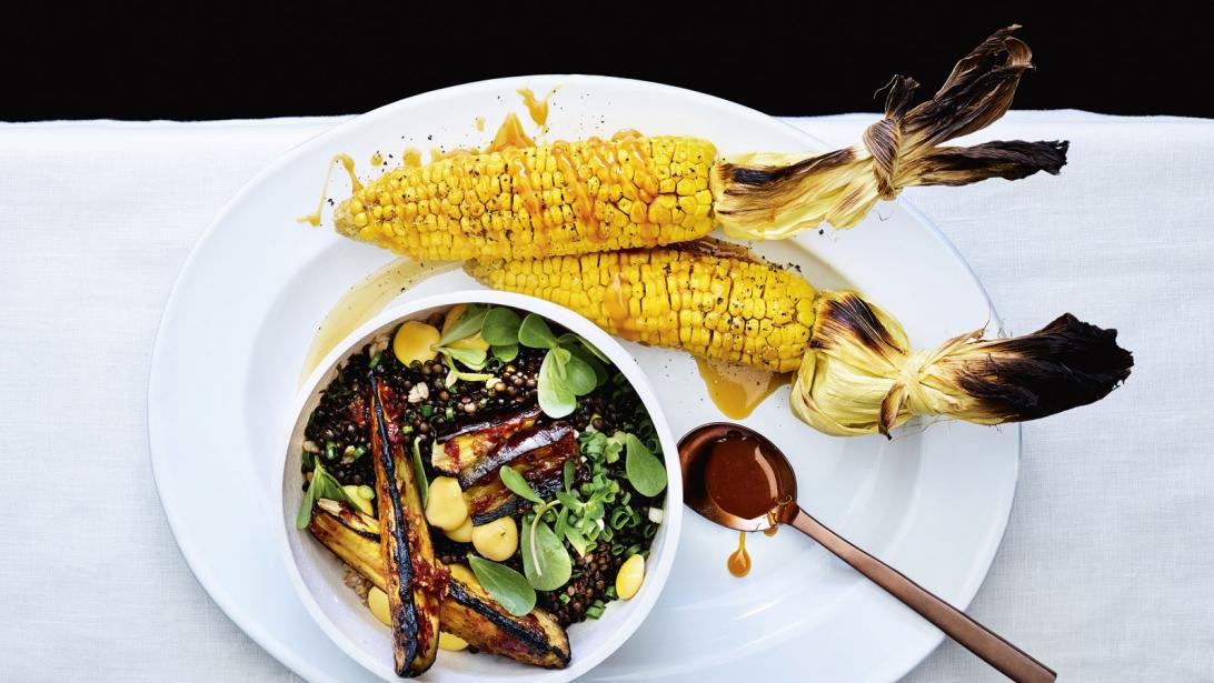Ideetje voor vanavond: gelakte aubergines met linzensalade Ideetje voor vanavond: gelakte aubergines met linzensalade
