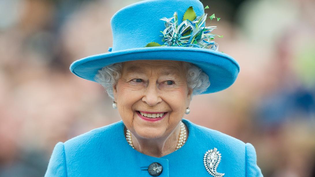 Hoe ze communiceert met haar handtas & 10 andere dingen die je nog niet wist over de Queen Hoe ze communiceert met haar handtas & 10 andere dingen die je nog niet wist over de Queen