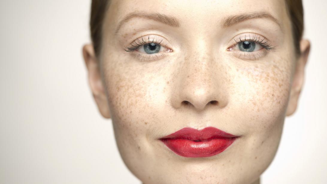 Deze 7 x lipsticks blijven goed zitten onder je mondmasker Deze 7 x lipsticks blijven goed zitten onder je mondmasker