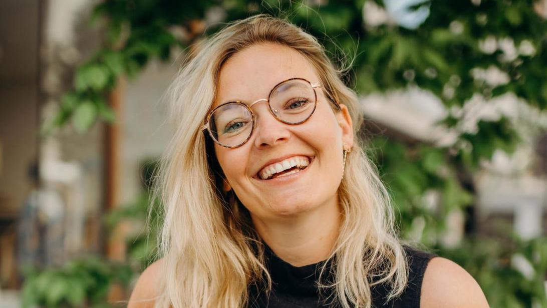 Julie is single en schreef er een boek over: "er is niets raar of zielig aan vrijgezel zijn" Julie is single en schreef er een boek over: "er is niets raar of zielig aan vrijgezel zijn"
