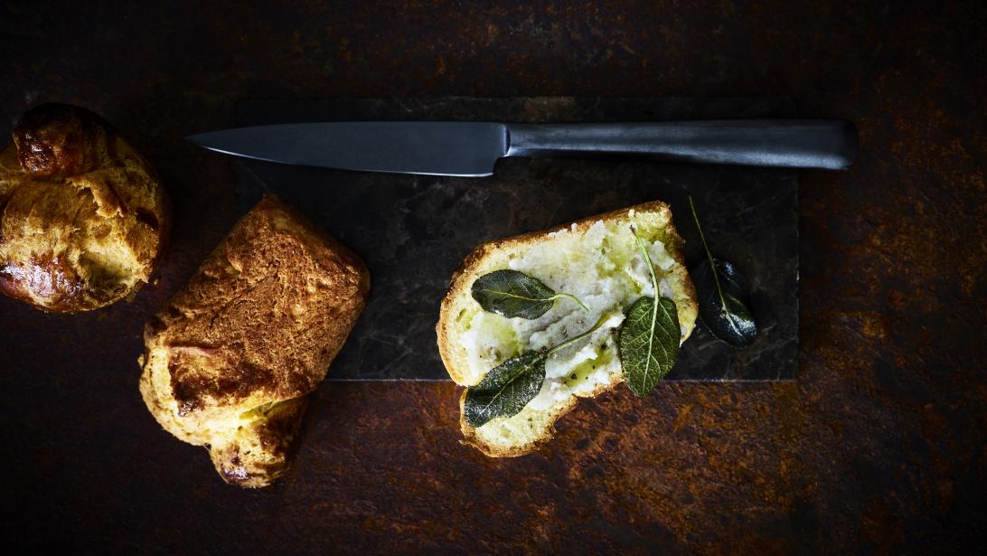 Feestelijk bijgerecht: briochebrood met boter van aardpeer Feestelijk bijgerecht: briochebrood met boter van aardpeer