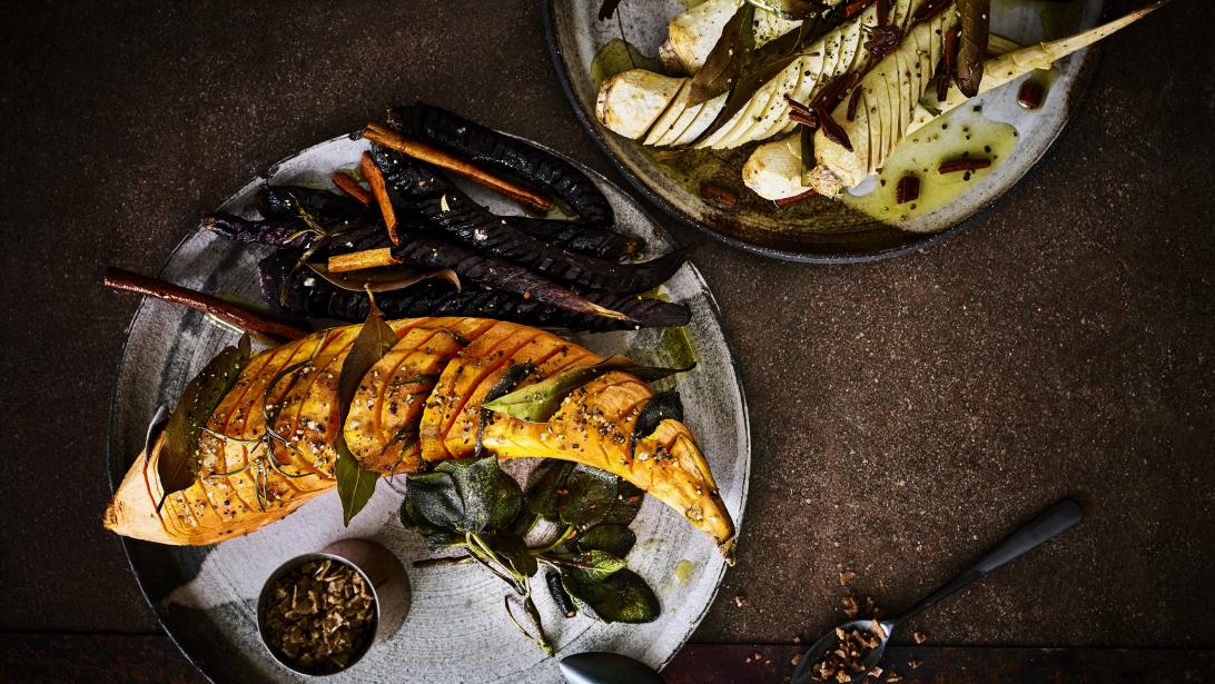 Feestelijk bijgerecht: hasselback van vergeten groenten met kaneel Feestelijk bijgerecht: hasselback van vergeten groenten met kaneel