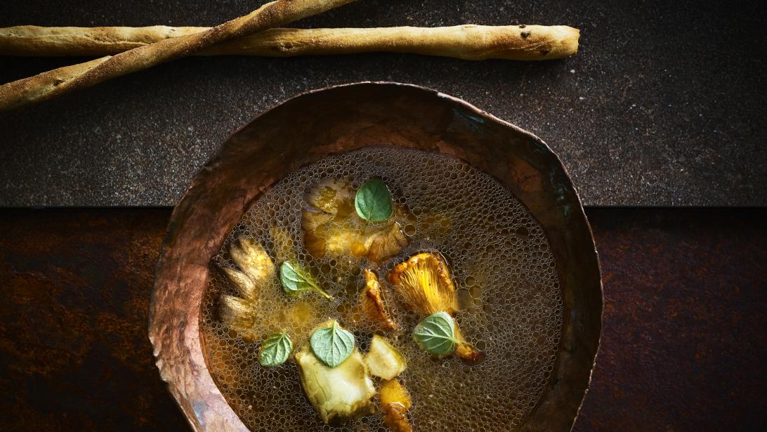 Feestelijk voorgerecht: wilde bouillon met steranijs Feestelijk voorgerecht: wilde bouillon met steranijs
