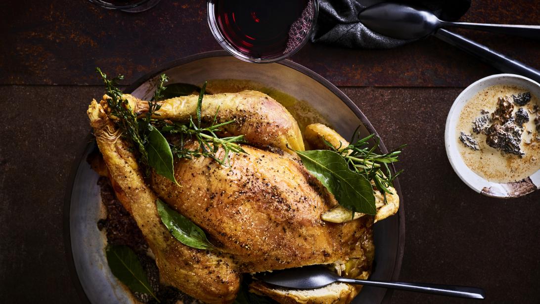 Recette festive: chapon de Bresse au vin jaune et aux morilles Recette festive: chapon de Bresse au vin jaune et aux morilles