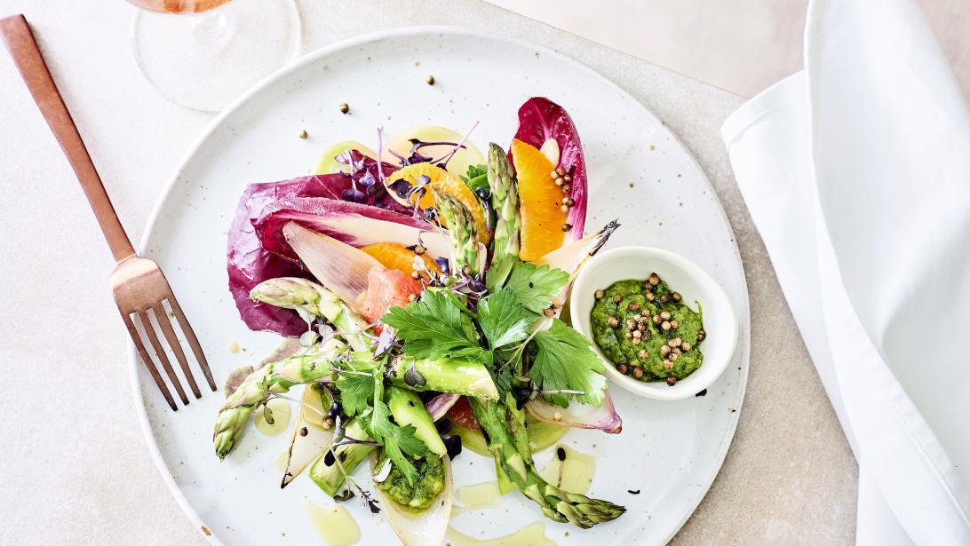 Recette: salade d'agrumes aux asperges grillées et salsa aux amandes Recette: salade d'agrumes aux asperges grillées et salsa aux amandes