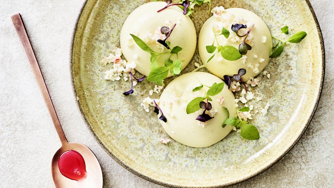 Panna cotta de chou-fleur, chocolat blanc, bergamote et rhubarbe Panna cotta de chou-fleur, chocolat blanc, bergamote et rhubarbe