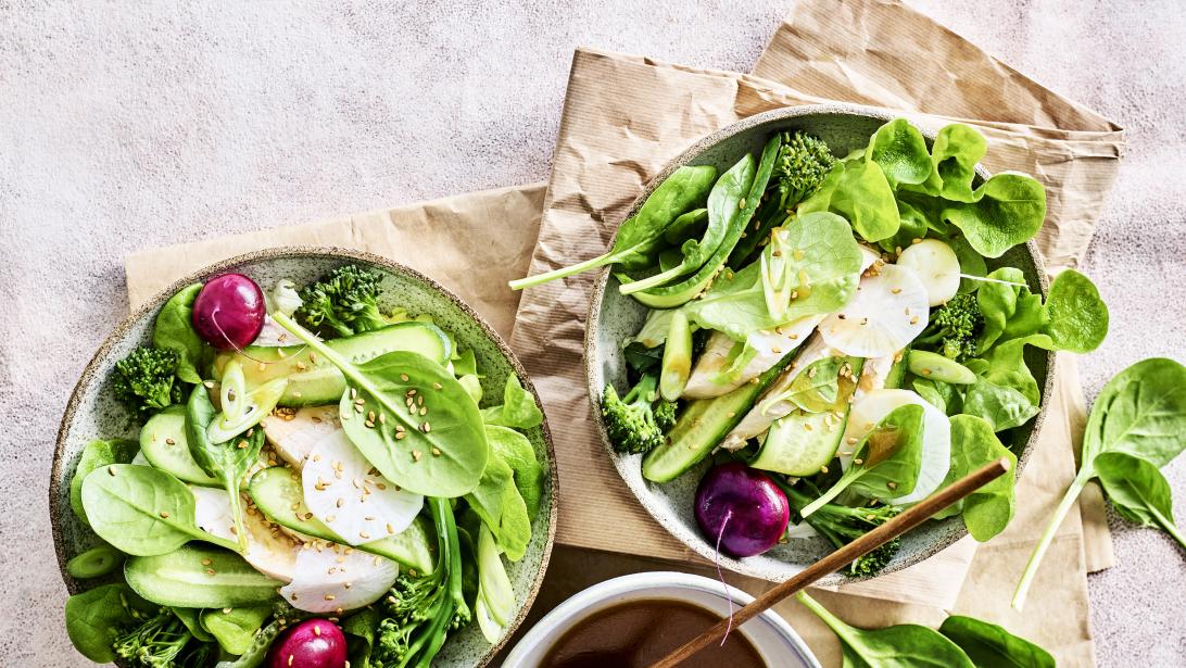 Recette: salade printanière au poulet miso et aux radis marinés Recette: salade printanière au poulet miso et aux radis marinés