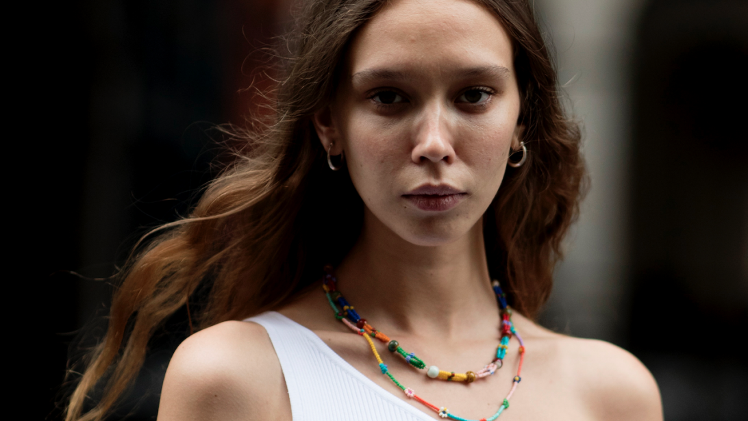 Ce bijou tendance apporte la touche de couleur qu'il manquait à notre look Ce bijou tendance apporte la touche de couleur qu'il manquait à notre look