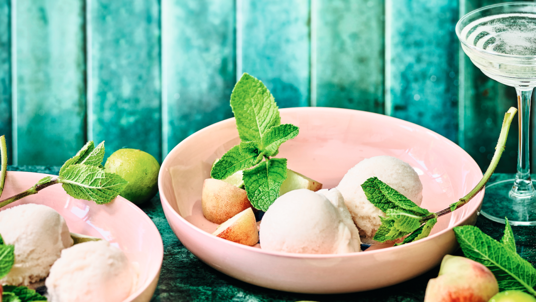 Ce sorbet aux pêches & au prosecco est le dessert idéal pour prolonger l'été!! Ce sorbet aux pêches & au prosecco est le dessert idéal pour prolonger l'été!!