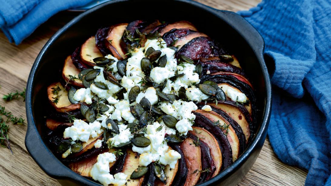 Gezonde comfortfood: ovenschotel met appel, rode biet en feta van Pascale Naessens Gezonde comfortfood: ovenschotel met appel, rode biet en feta van Pascale Naessens