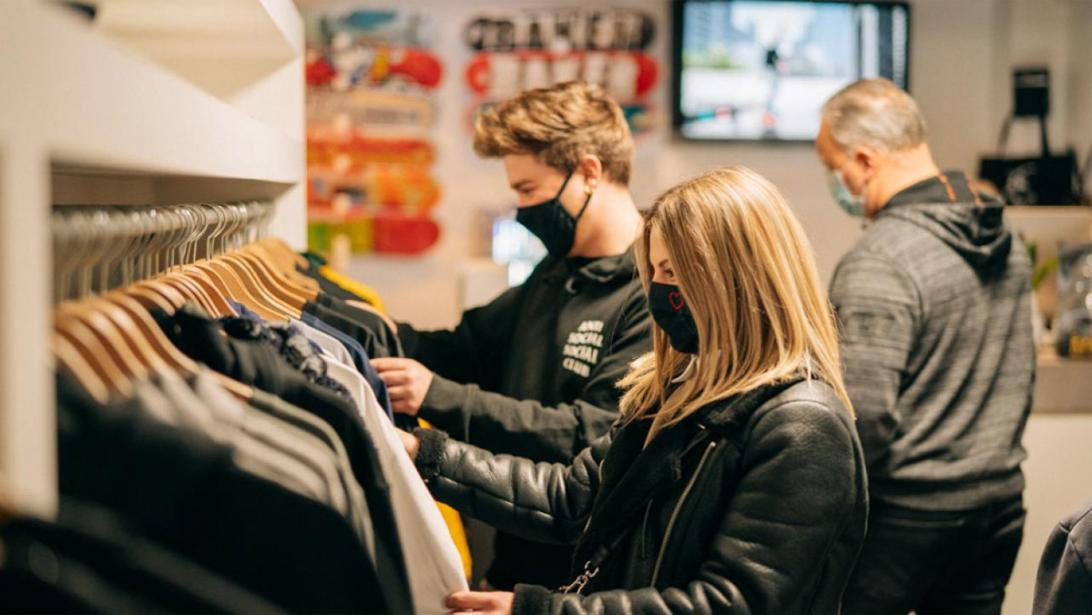 Feeling shopping weekend Hasselt: hier scoor je korting, cadeautjes én drink je een gratis apero Feeling shopping weekend Hasselt: hier scoor je korting, cadeautjes én drink je een gratis apero