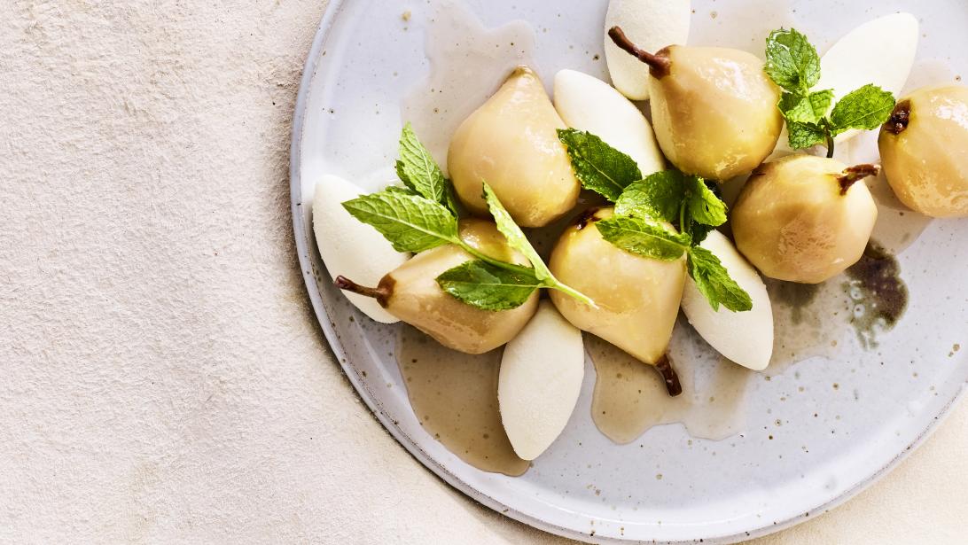 Allégé et alléchant: poire pochée au sirop et glace au yaourt Allégé et alléchant: poire pochée au sirop et glace au yaourt
