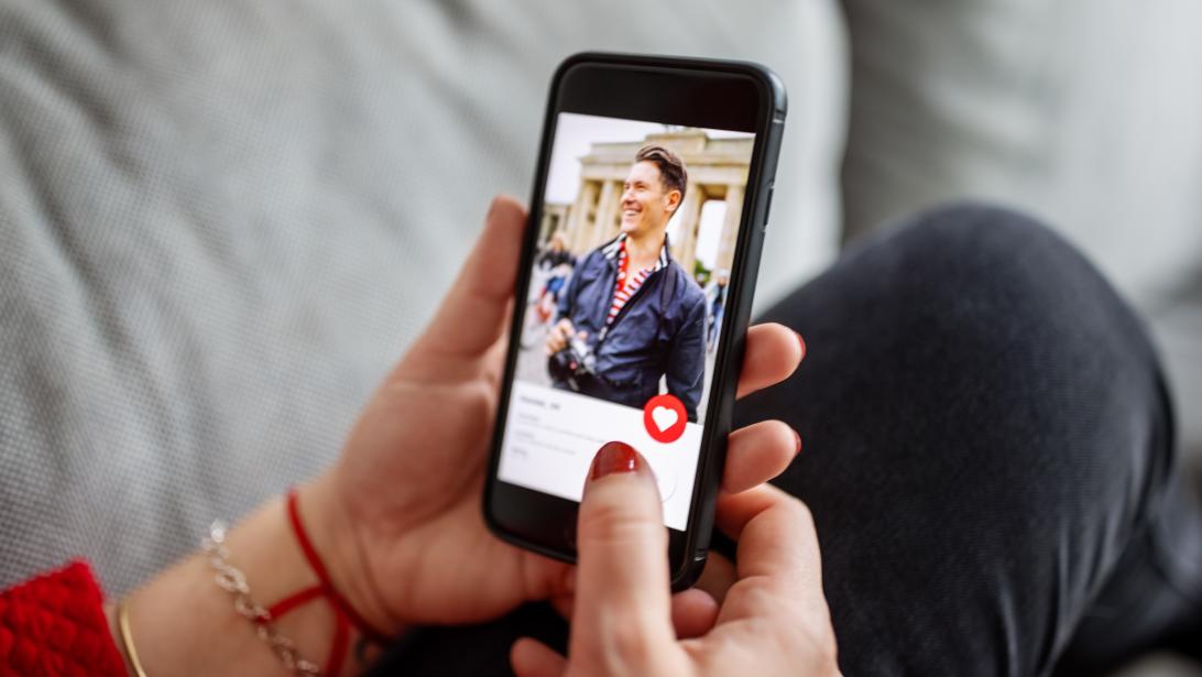 Tinder, Facebook & co: 5 astuces pour détecter les faux profils Tinder, Facebook & co: 5 astuces pour détecter les faux profils