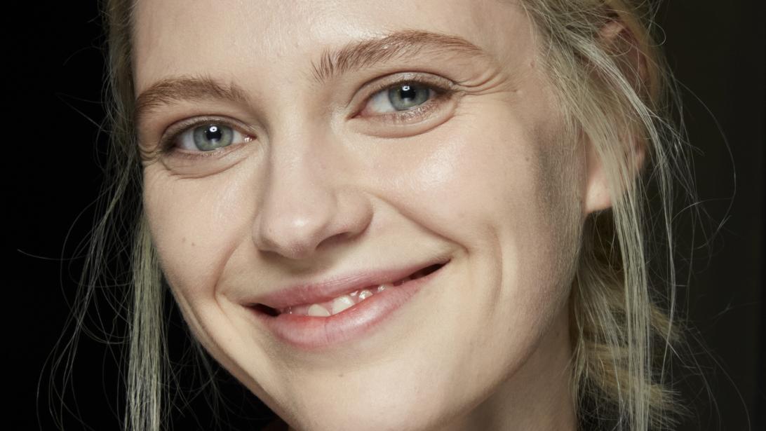 Opgelet: deze beautyfouten zetten kraaienpootjes extra in de verf Opgelet: deze beautyfouten zetten kraaienpootjes extra in de verf