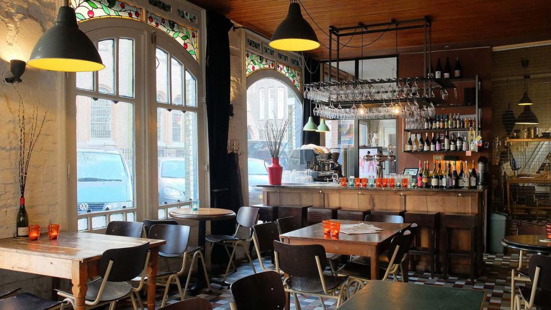 Dorst? Dit zijn onze 8 favoriete café's, bars en koffiehuizen in Amsterdam Dorst? Dit zijn onze 8 favoriete café's, bars en koffiehuizen in Amsterdam