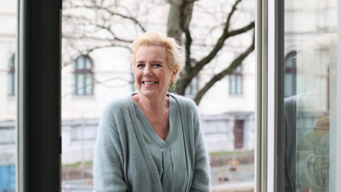 Ditte (58) kreeg kanker en schreef een boek over haar ervaringen: "ik bleef er verrassend kalm onder" Ditte (58) kreeg kanker en schreef een boek over haar ervaringen: "ik bleef er verrassend kalm onder"