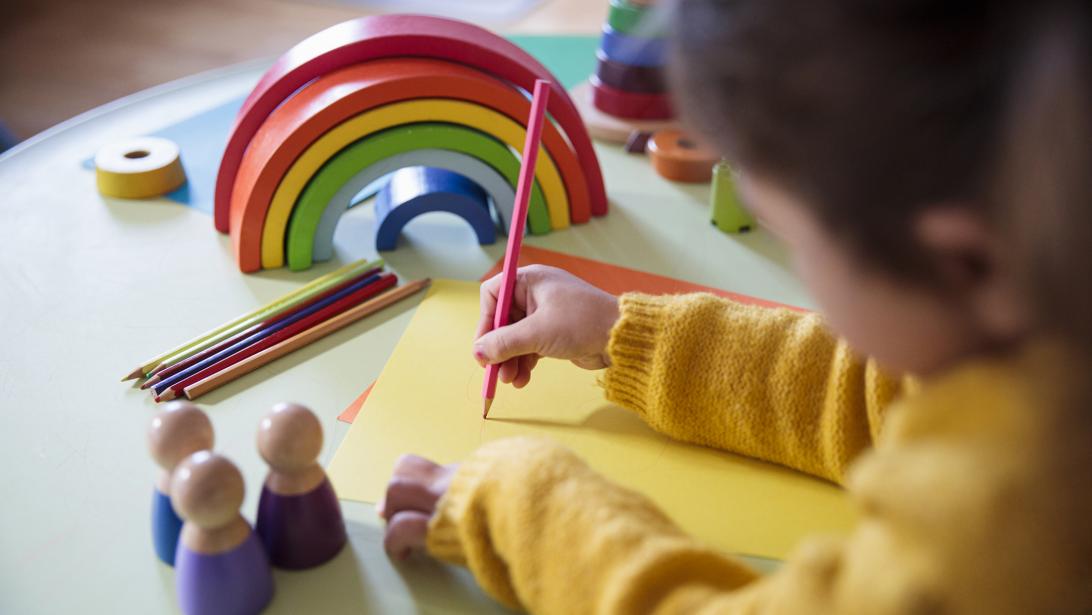 Deze jonge mama's voelen zich schuldig als ze hun kindjes naar de crèche brengen Deze jonge mama's voelen zich schuldig als ze hun kindjes naar de crèche brengen