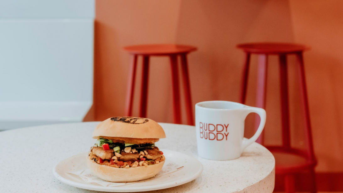Scandaleusement bon: le burger au peanut butter Huggy's x Buddy Buddy Scandaleusement bon: le burger au peanut butter Huggy's x Buddy Buddy
