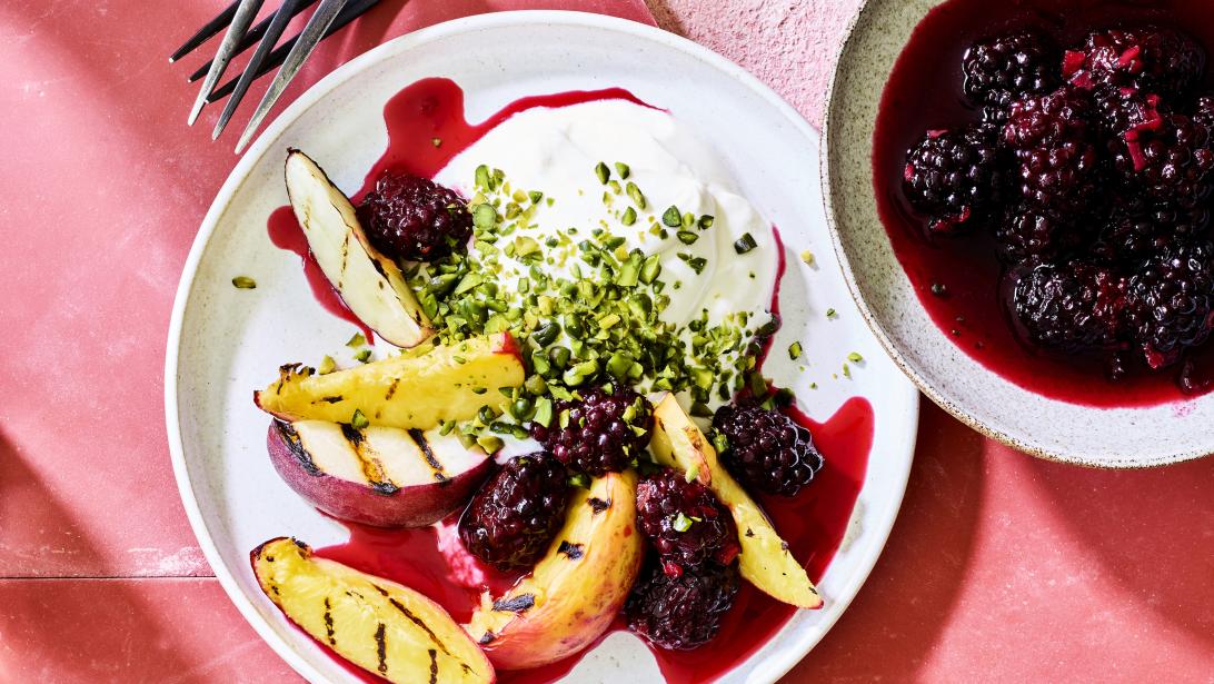 En-cas gourmand: fruits d'été grillés, yaourt frais et pistaches En-cas gourmand: fruits d'été grillés, yaourt frais et pistaches