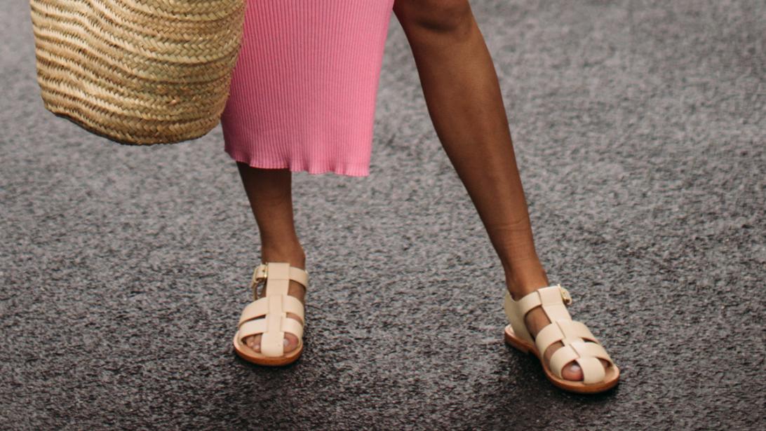 Sokken en fluff: zo dragen modemeiden hun sandalen zomer