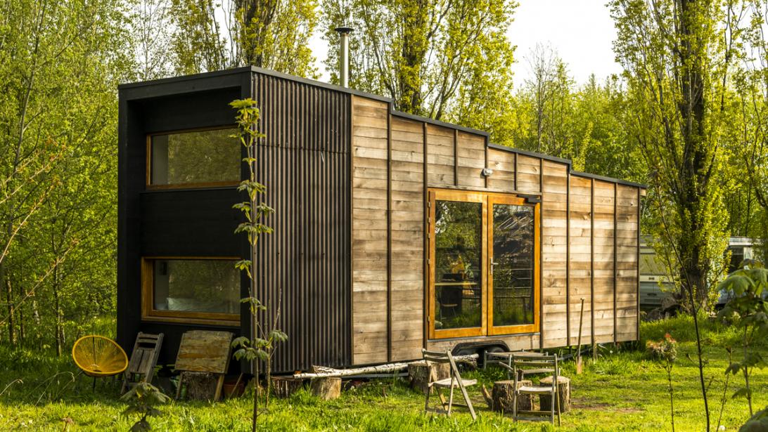 Kijk binnen in tiny house 'La Carabane' bij Gent Kijk binnen in tiny house 'La Carabane' bij Gent