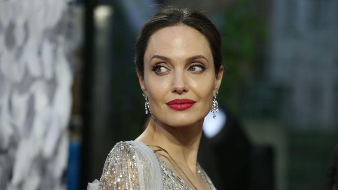 Angelina Jolie gespot in dè luchtige jurkentrend van de zomer Angelina Jolie gespot in dè luchtige jurkentrend van de zomer
