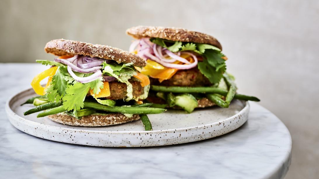 Burger de poulet tikka masala et vinaigrette au yaourt Burger de poulet tikka masala et vinaigrette au yaourt