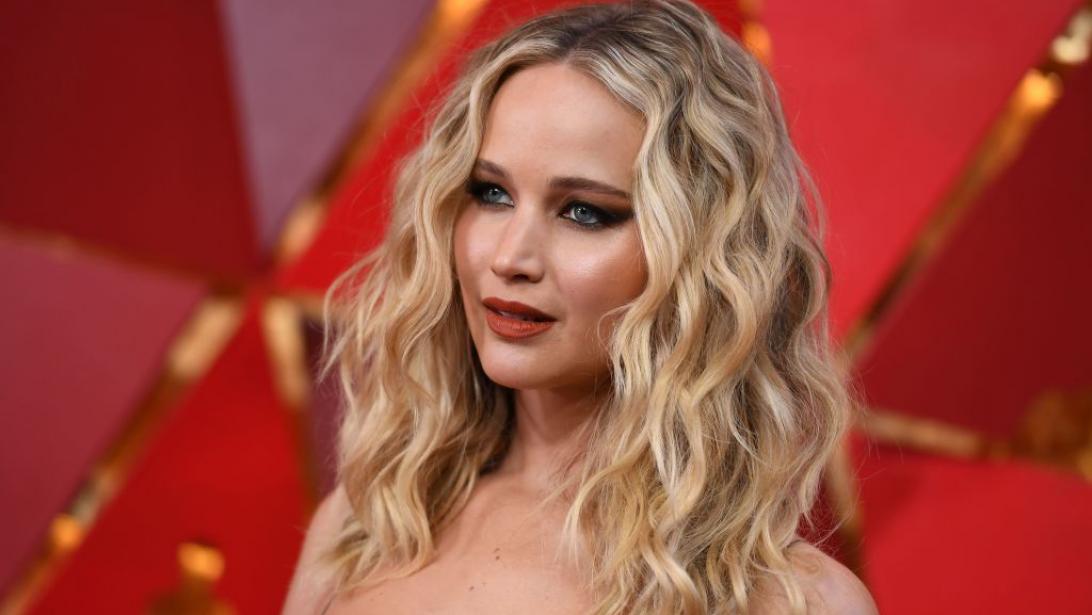 Gespot: Jennifer Lawrence zweert bij deze witte jeans voor de herfst Gespot: Jennifer Lawrence zweert bij deze witte jeans voor de herfst